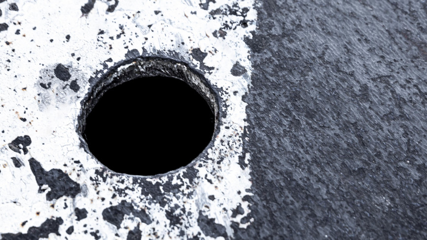 Очередное ЧП из-за не закрытого канализационного люка произошло на Вагонке. На этот раз в колодец провалилась школьница