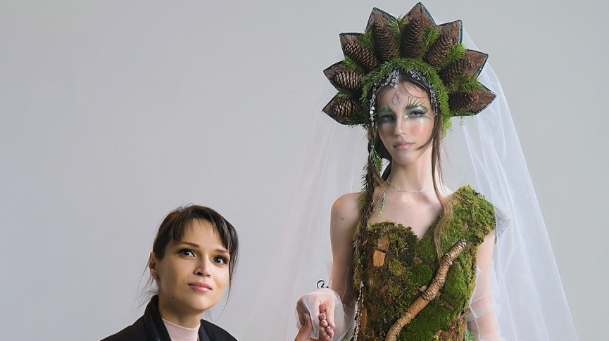 Не мех, а мох. Флористка из Нижнего Тагила создала уникальное «лесное» платье из природных материалов