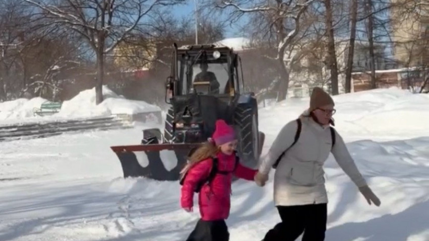 «Я была поражена скоростью и пофигизмом — как будто ему даже хочется кого-то случайно зацепить». Тагильчан удивила агрессивная и опасная уборка снега трактором в Комсомольском сквере (ВИДЕО)