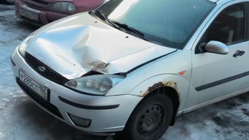 Создатель клуба единоборств «Квазар» в Нижнем Тагиле Антон Шомин борется с владельцами здания, которые не почистили крышу от снега. Упавшие ледышки уже повредили два автомобиля спортсмена и продолжают угрожать жизни и здоровью детей и взрослых (ВИДЕО)