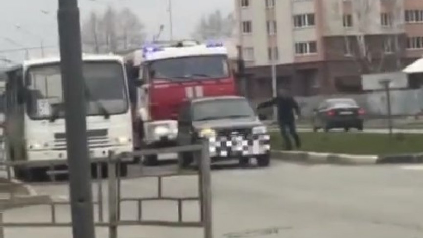 В Сети обсуждают видео из Нижнего Тагила, на котором водитель Chevrolet Niva не хотел пропускать пожарный автомобиль на перекрёстке