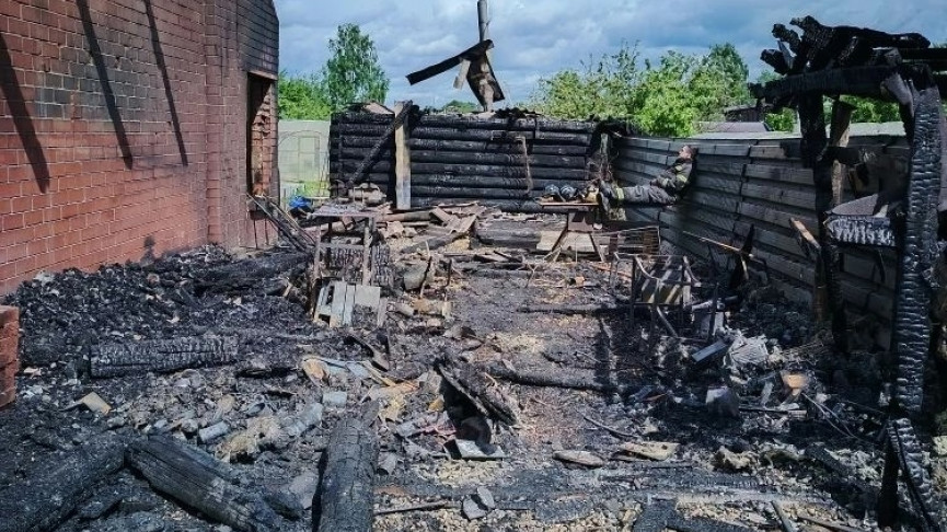 В Нижнем Тагиле огонь уничтожил два частных дома на улице Свердлова. Пострадавшие семьи рассказали АН «Между строк» свои версии причин пожара 