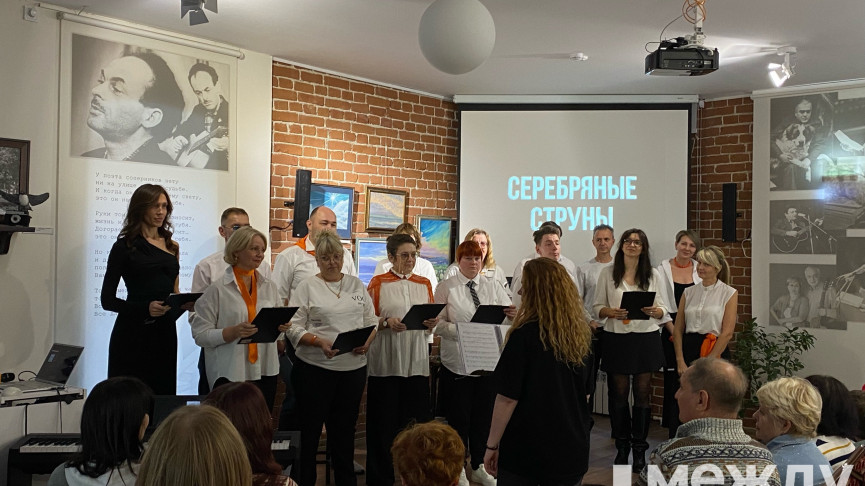 «Пение помогает справляться со стрессом». В Нижнем Тагиле в «Доме Окуджавы» прошёл иммерсивный хоровой вечер