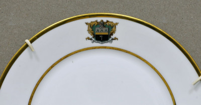 Потомок Демидовых подарил музею Нижнего Тагила фарфоровую тарелку с фамильным гербом 