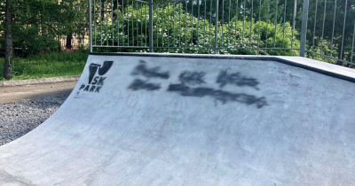 В Нижнем Тагиле хулиганы раскрасили новую скейт-площадку на Тагилстрое 