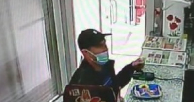 Полиция Нижнего Тагила ищет мужчину в медицинской маске, оплатившего покупки чужой картой (ВИДЕО)