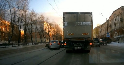 В центре Нижнего Тагила на трамвайных путях столкнулись два автомобиля (ВИДЕО)