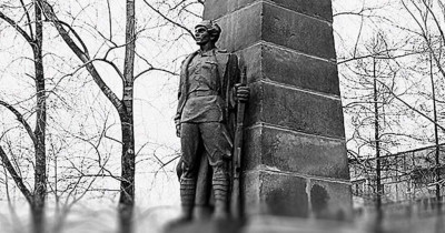 Тагил монументальный. Памятник Героям Гражданской войны, под которым покоятся и красные, и белые...
