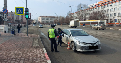 В Нижнем Тагиле иномарка сбила женщину, перебегавшую дорогу на красный свет