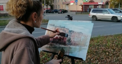 «Мы часто смотрим, но не видим красоты неба, солнца, городских улиц, зданий и деревьев». Тагильская художница Юлия Виноградова в 33 года открыла для себя акварель как путь к счастью