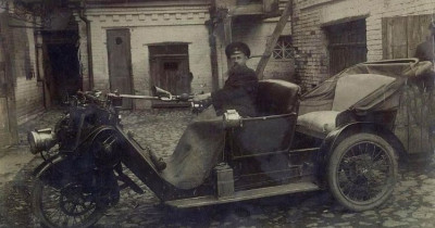 А вы знали? Первый мотоцикл появился в Нижнем Тагиле в 1910 году, его купил заводской служащий Зверев, но скоро продал торговцу пивом и картёжнику Рублинову, который забросил карты и стал кататься целыми днями по посёлку, пугая лошадей и прохожих