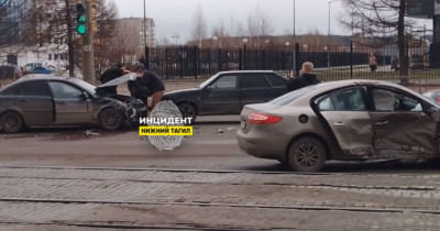 В Нижнем Тагиле на Ленинградском проспекте столкнулись три легковушки, пострадала молодая женщина (ВИДЕО)