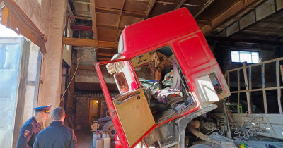В Нижнем Тагиле грузовик раздавил насмерть водителя во время ремонта
