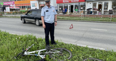 В Нижнем Тагиле сбили велосипедиста, выехавшего на зебру на красный сигнал светофора (ВИДЕО)
