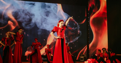 Буйство красок и сила эмоций. В ДК НТМК прошёл юбилейный отчётный концерт арт-проекта «Танц-Артерия» «Связаны одной нитью»
