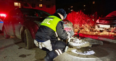 В посёлке под Нижним Тагилом водитель иномарки сбил двух подростков на питбайке и скрылся