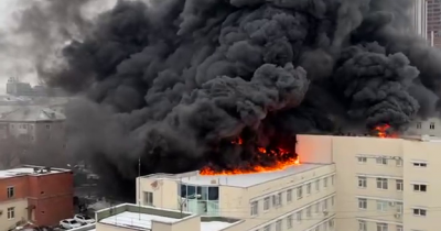 В Екатеринбурге загорелась крыша поликлиники (ВИДЕО)