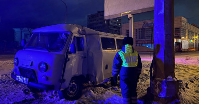 В Нижнем Тагиле пьяный водитель на «буханке» врезался в столб