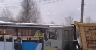 Что ж, трамвай, ты сдал назад? В Нижнем Тагиле произошло нетривиальное ДТП