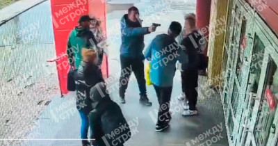 В полиции установили личность мужчины, который угрожал людям пистолетом у входа в супермаркет на Тагилстрое (ВИДЕО)