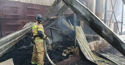 В Нижнем Тагиле на улице Кирова сгорел ангар с отходами пиломатериалов