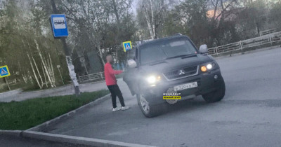 В Нижнем Тагиле агрессивный водитель напал на пешеходов с битой