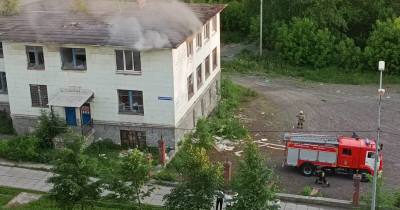 В Нижнем Тагиле горело здание бывшего ДОСААФ (ВИДЕО)