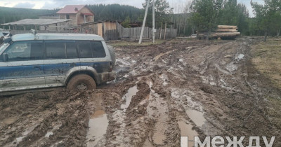 Житель села под Нижним Тагилом решил самостоятельно отремонтировать дорогу к своему дому, но столкнулся с бюрократией и непониманием со стороны односельчан