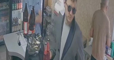 Полиция Нижнего Тагила разыскивает мужчин, похитивших деньги с чужой банковской карты