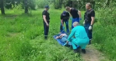 Тагильские спасатели эвакуировали мужчину с инсультом из леса (ВИДЕО)