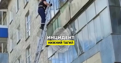 В Нижнем Тагиле дети, оставленные без присмотра, едва не выпали с балкона четвёртого этажа