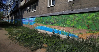 Достойно Книги рекордов Гиннесса. Тагильская художница нарисовала панно длиной более 57 метров на фасаде дома на улице Черных