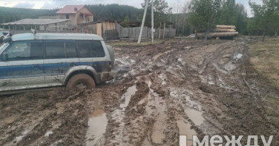 Житель Серебрянки показал новую дорогу до своего дома, которую не могли построить 6 лет (ВИДЕО)