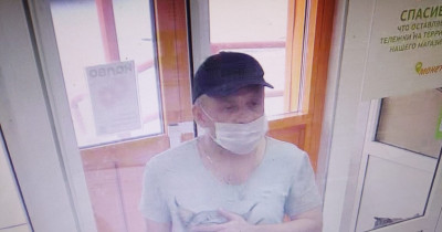 Тагильская полиция ищет мужчину в медицинской маске, укравшего продукты из магазина