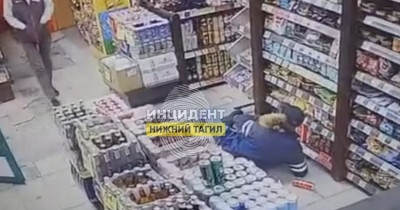 В Нижнем Тагиле пьяный мужчина с собачкой устроил скандал в алкомаркете, разбил ящик пива и угрожал продавцам (ВИДЕО)