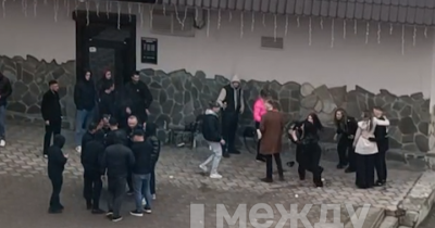 «Мы уже не помним, когда спокойно спали». В Нижнем Тагиле регулярные пьяные разборки посетителей караоке-бара на улице Черных мешают жителям соседних домов (ВИДЕО)