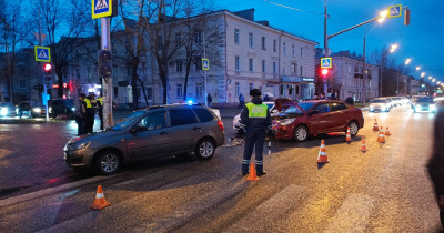 В Нижнем Тагиле легковушки не поделили перекрёсток в центре города 