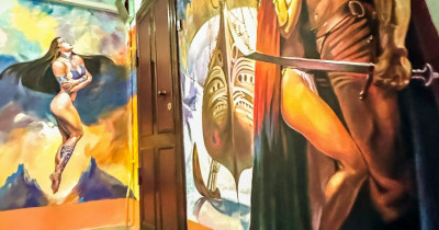 В Нижнем Тагиле стены одного из подъездов украшают репродукции художника Бориса Вальехо с полуголыми фэнтези-героями