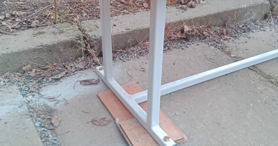 Тагильчане в соцсетях обсуждают инженерный лайфхак по установке скамейки сотрудниками управляющей компании