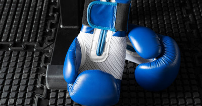 Юные спортсмены, занимающиеся муай-тай в посёлке Старатель Нижнего Тагила и оставшиеся без спортивного зала, записали обращение губернатору Денису Паслеру