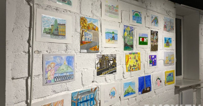 «Как только мы увидели этот конкурс, сразу загорелись, потому что мы — творческая семья». В Нижнем Тагиле открылась выставка рисунков детей с ОВЗ «Я так вижу»