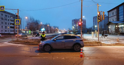 В Нижнем Тагиле сбили подростка, который перебегал пешеходный переход на запрещающий сигнал светофора (ВИДЕО)