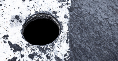 Третье за два года ЧП из-за не закрытого канализационного люка произошло на Вагонке. На этот раз в колодец провалилась школьница