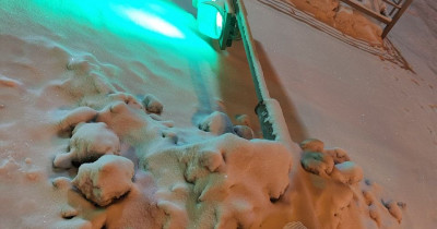 В центре Нижнего Тагила вандалы уронили светофор с дорожным знаком