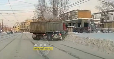 В Нижнем Тагиле на Вые легковушка врезалась в КамАЗ