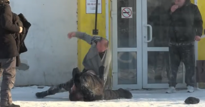 «Тагильская эстетика». Невозмутимый тагильчанин заснял драку двух мужчин у продуктового магазина на Красном Камне