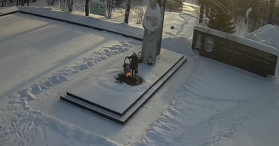 В Серове местная жительница затушила Вечный огонь (ВИДЕО)