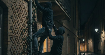 Надели балаклавы, перчатки, вооружились монтировкой и пошли на дело. В Нижнем Тагиле двое грабителей по ошибке залезли не в ту квартиру