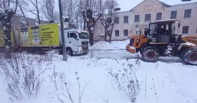 В Нижнем Тагиле прошла настоящая спецоперация по спасению фуры из снежного плена (ВИДЕО)