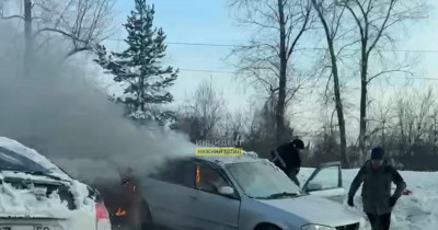 В Нижнем Тагиле мужчина вытащил водителя из горящей машины (ВИДЕО)